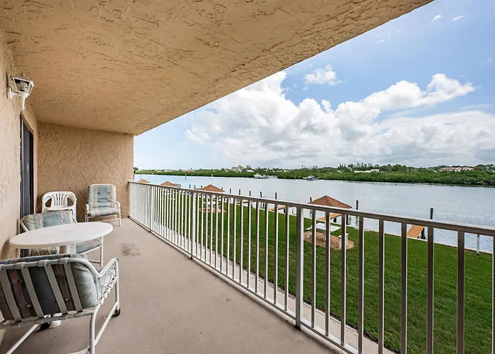 Yacht Club Waterfront Apartment